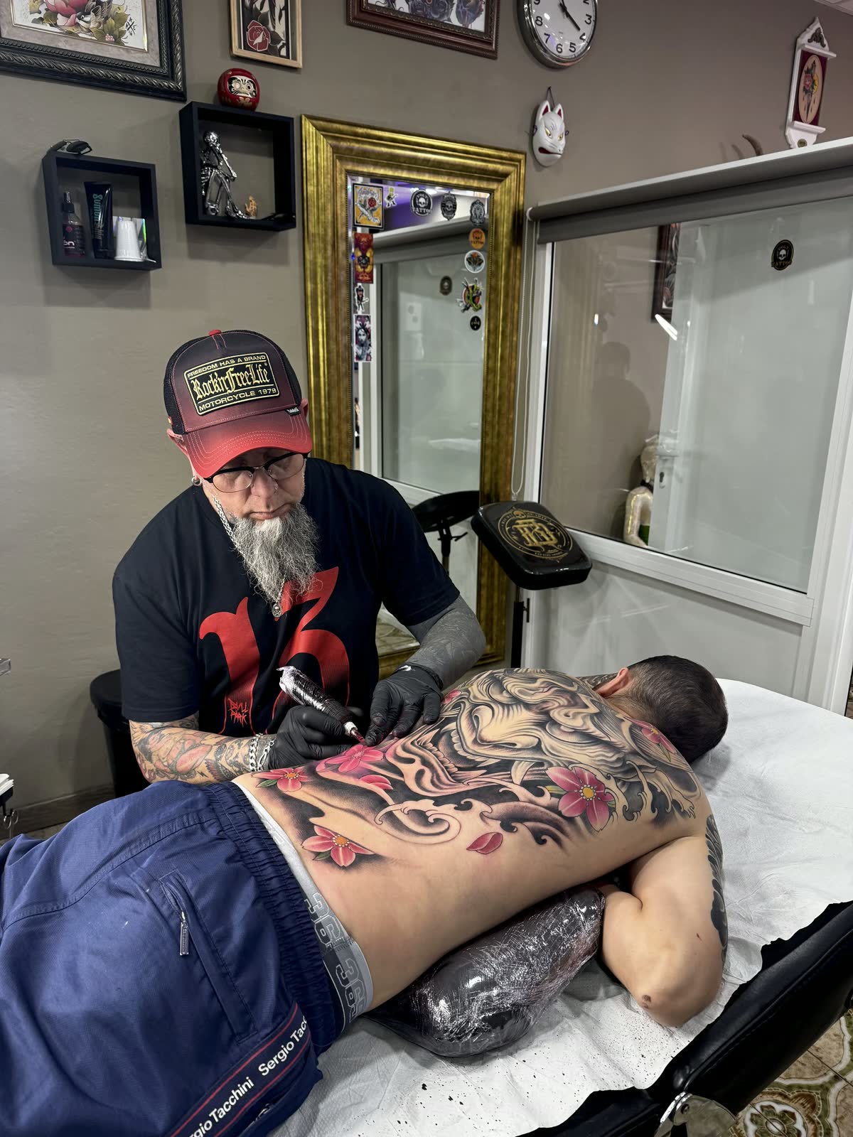 Richi Duarte tatuando una espalda completa en Volt Gallery Tattoo