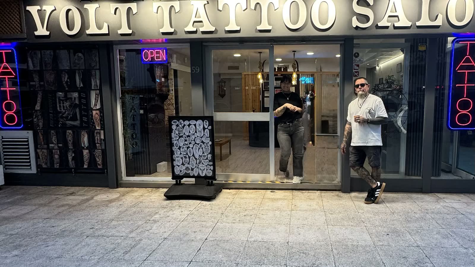 Fachada del estudio Volt Gallery Tattoo en Salou, Carrer Major 59