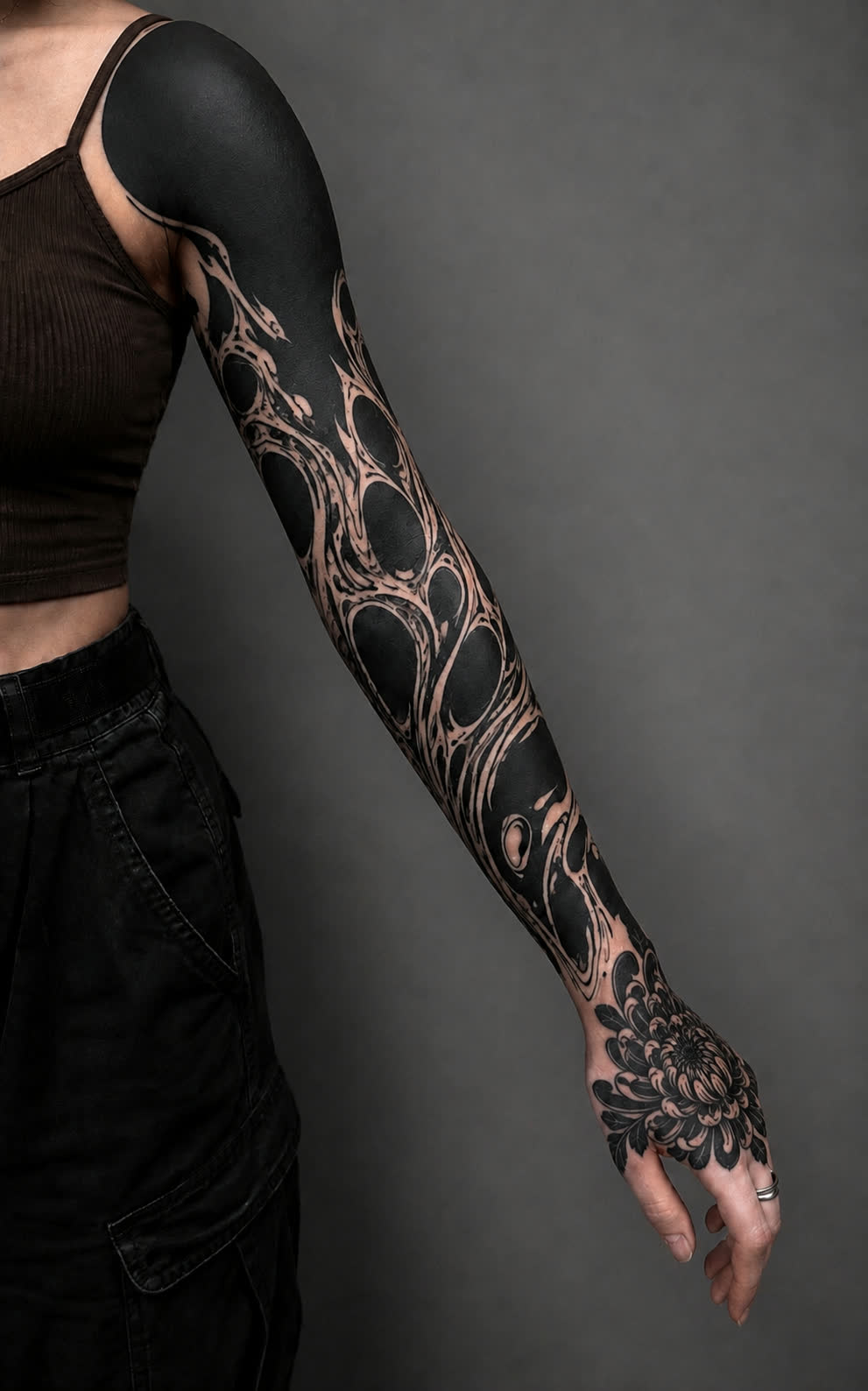 Tatuaje blackout de estilo cyber orgánico e irezumi realizado en Volt Gallery Tattoo