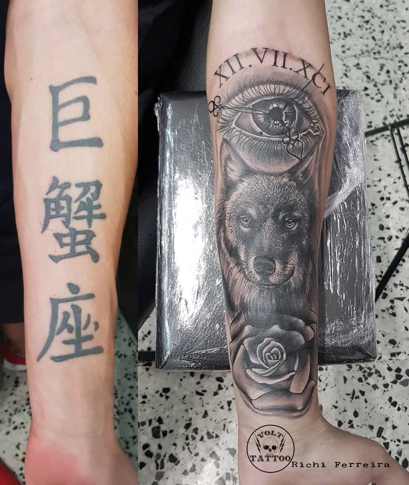 Tatuaje cover up que cubre por completo un trabajo anterior, Volt Gallery Tattoo