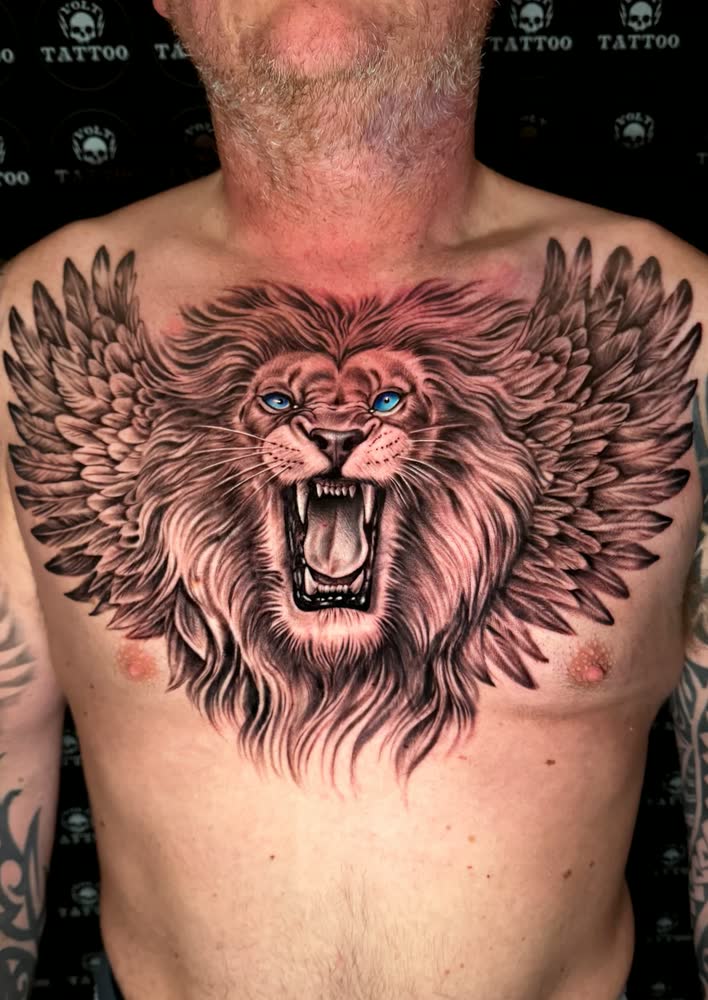 Tatuaje de pecho con tigre y alas