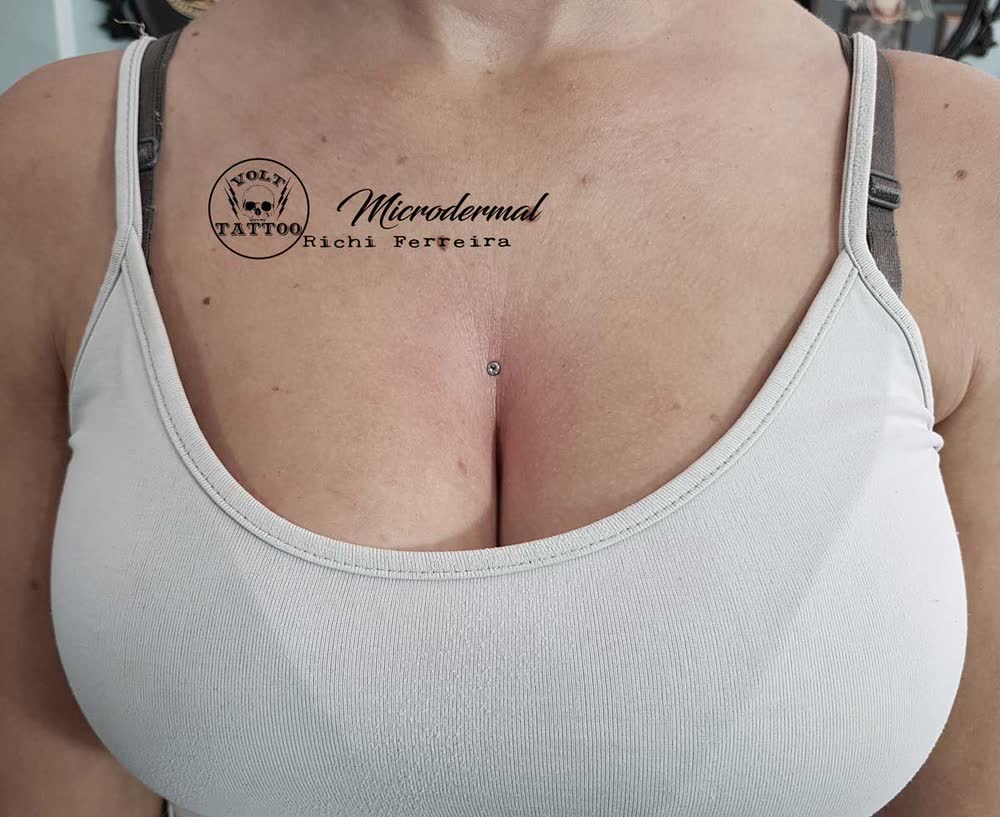 Piercing de oreja con joyería de primera puesta