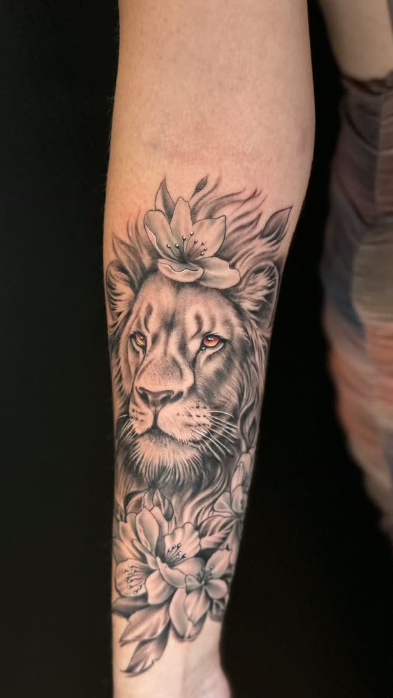 Tatuaje de tigre en el antebrazo, realismo en blanco y negro, Volt Gallery Tattoo